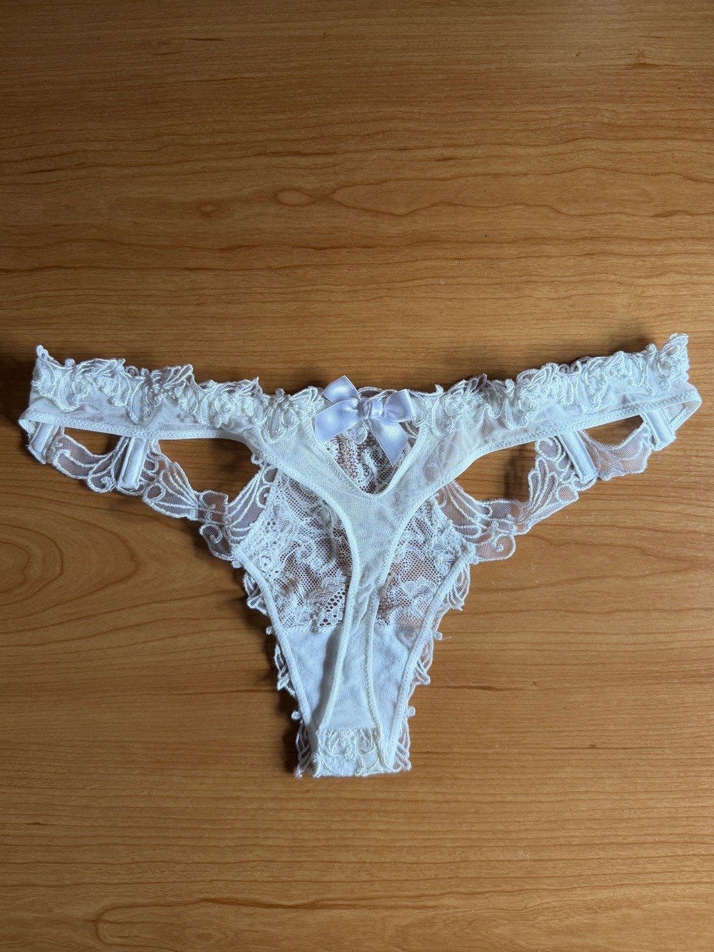 Lise Charmel Soir de Venise G-String in White - Picture 4 of 5